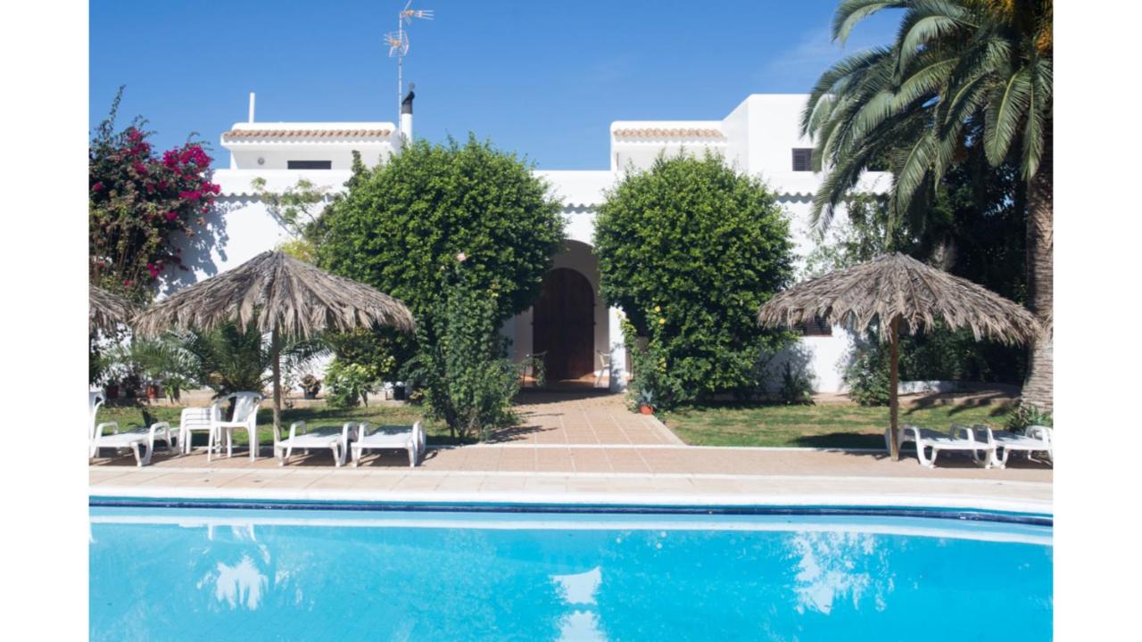 B&B Sant Antoni de Portmany - Villa Nieves is a beautiful villa set in a rural location yet it is still only a 5 minute drive from San Antonio and San Rafael - Bed and Breakfast Sant Antoni de Portmany