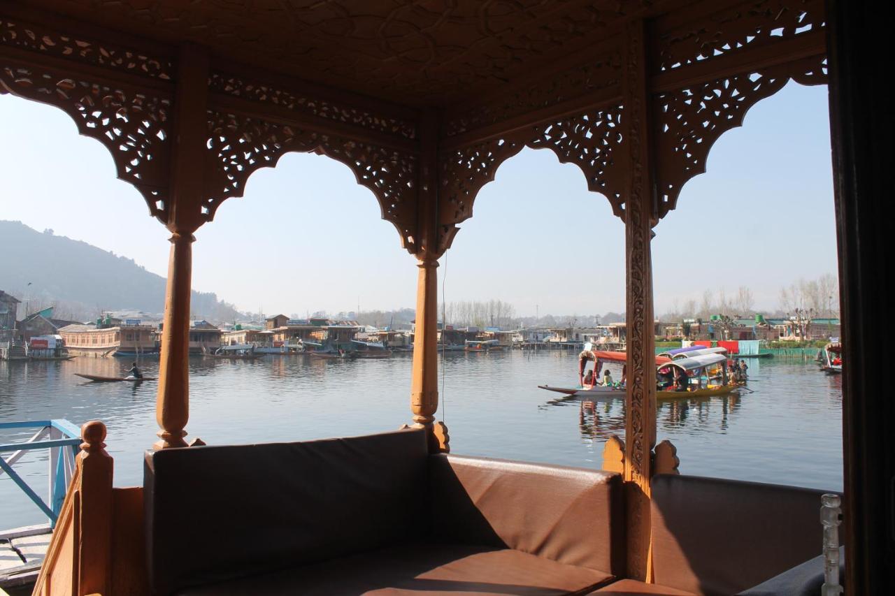 B&B Srinagar - Iram Houseboats - Bed and Breakfast Srinagar
