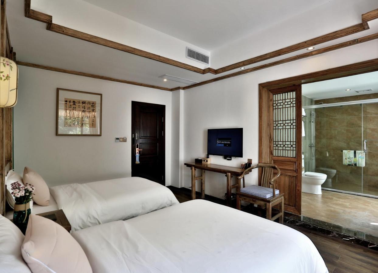 Standard Twin Room with Mountain View