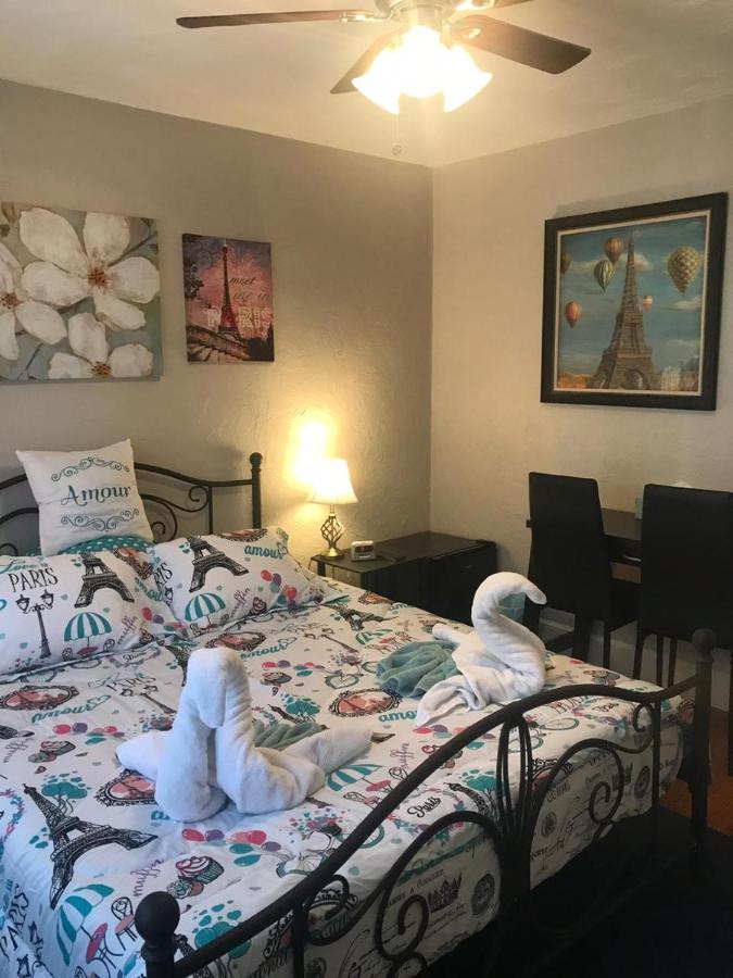 Chambre Lit Queen-Size avec Salle de Bains Commune 