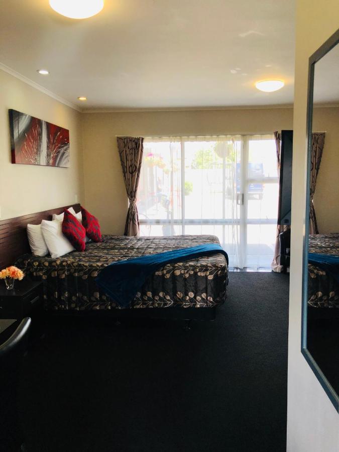 Deluxe Studio with Full Kitchen