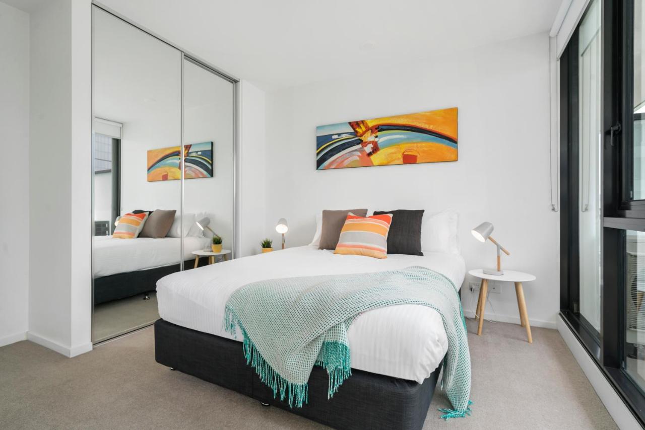 2 Bedroom 1 Bathroom Apartment on level 14 with Balcony and South Melbourne View
