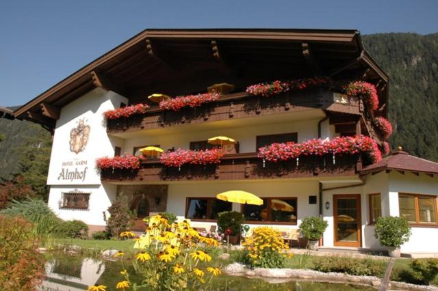 B&B Mayrhofen - Hotel-Garni Almhof - Bed and Breakfast Mayrhofen