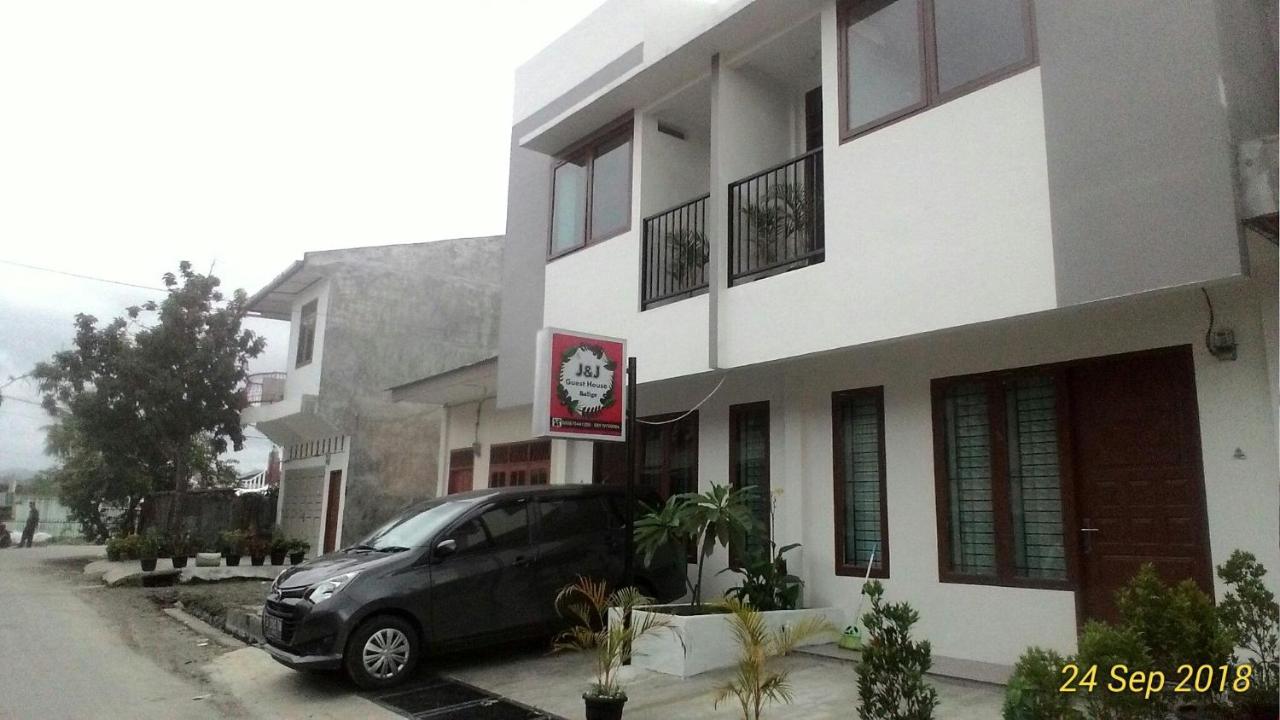 Balige J&J Guest House 1 - Bed and Breakfast Balige