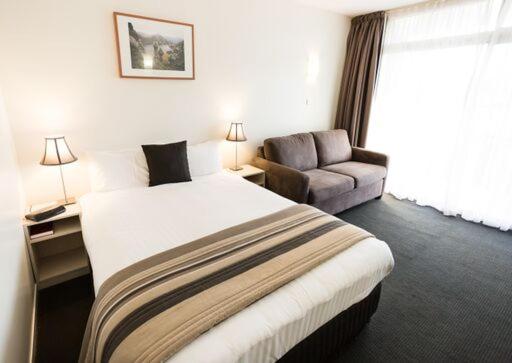 Zimmer mit Queensize-Bett und Schlafsofa