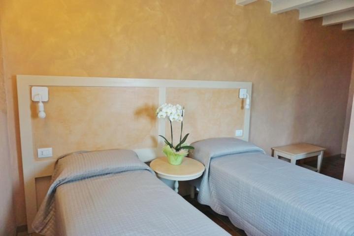 Camera Matrimoniale/Doppia con Letti Singoli con Bagno