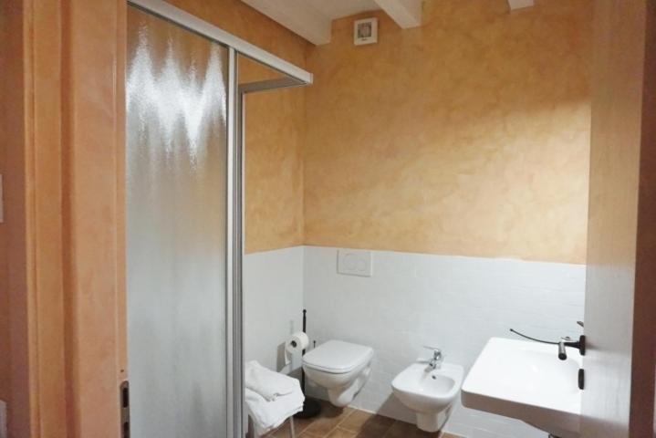 Doppel-/Zweibettzimmer mit Bad