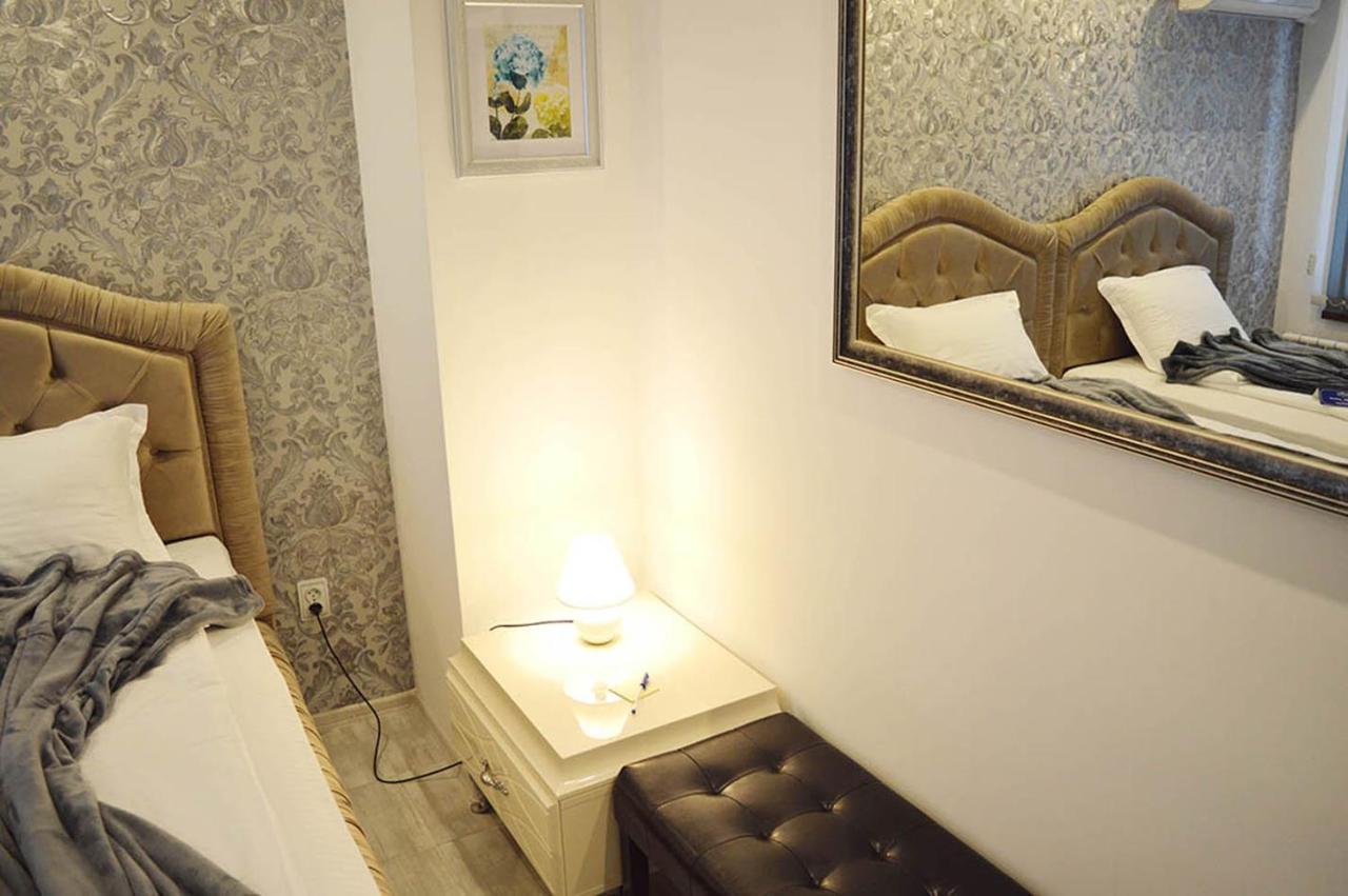 Tweepersoonskamer met 2 Aparte Bedden en Eigen Badkamer