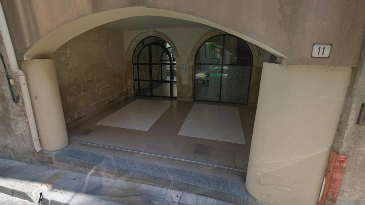 Charming Duplex with Terrace Historical City Center - B&B Arlés