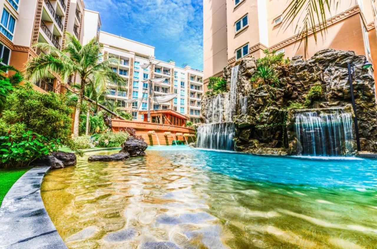 Atlantis Condo Resort Pattaya - Heaven for Family & Kids with Big Water Park - Chambres d'hôtes Jomtien