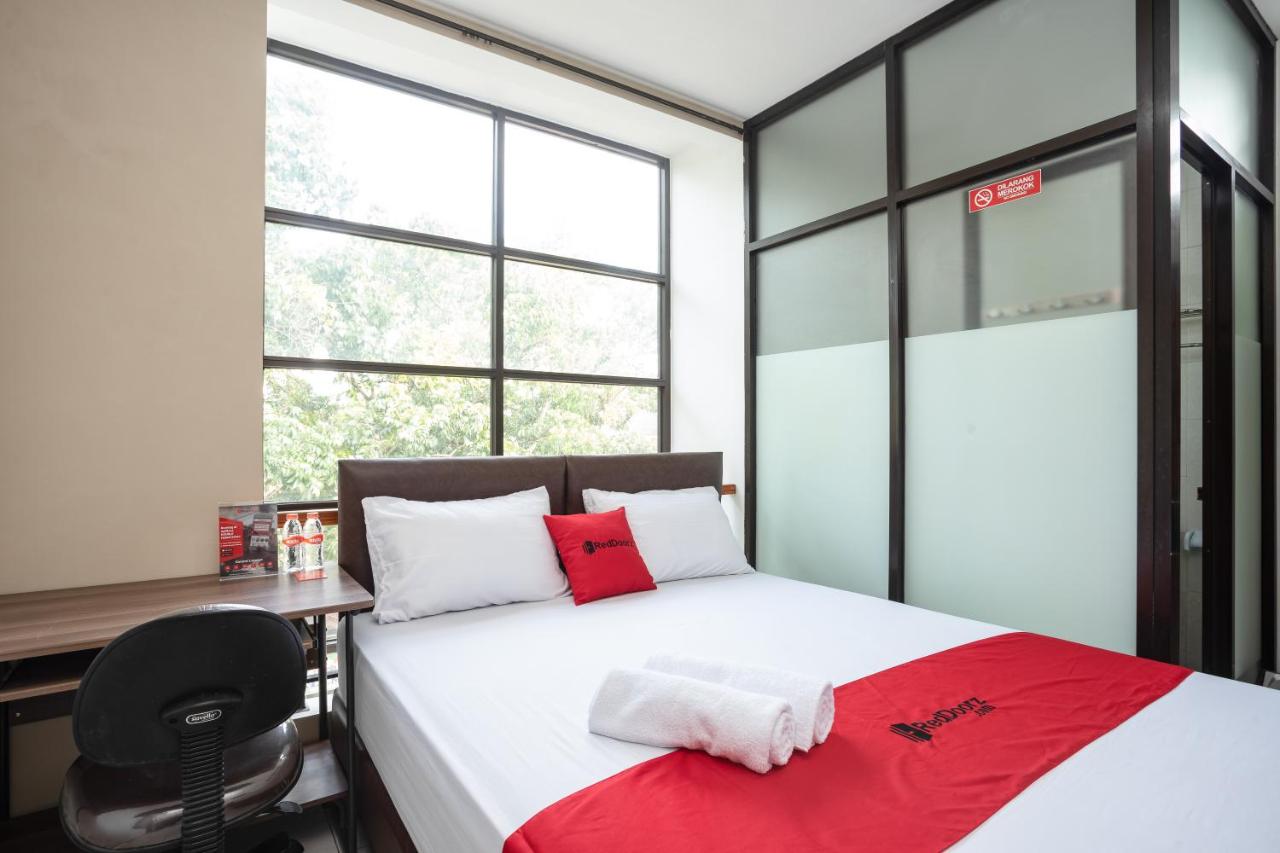 B&B Tangerang - RedDoorz near Eka Hospital BSD City - Bed and Breakfast Tangerang