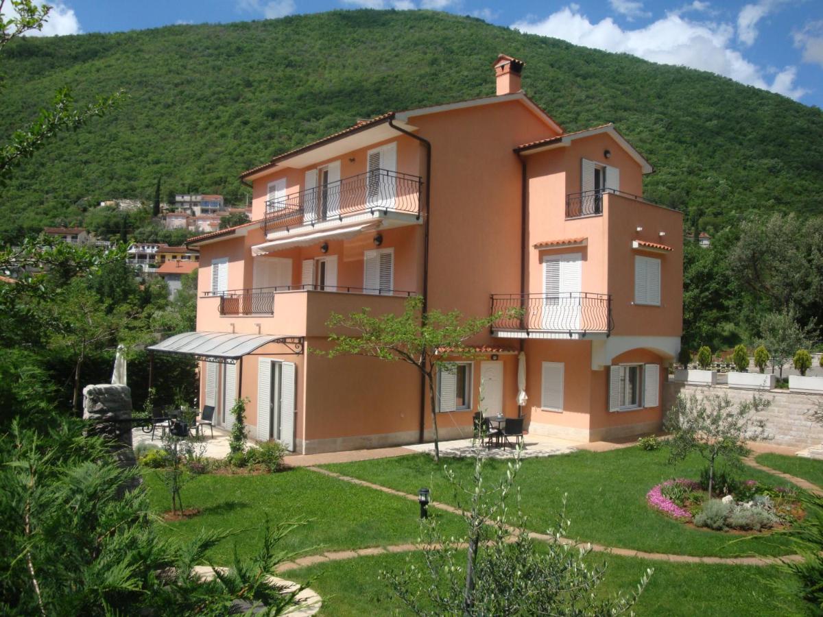 One-Bedroom Apartment with Patio (5 Adults)