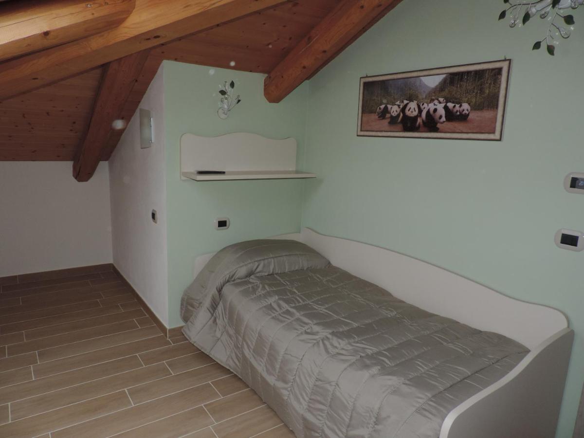Tweepersoonskamer met 2 Aparte Bedden en Eigen Externe Badkamer