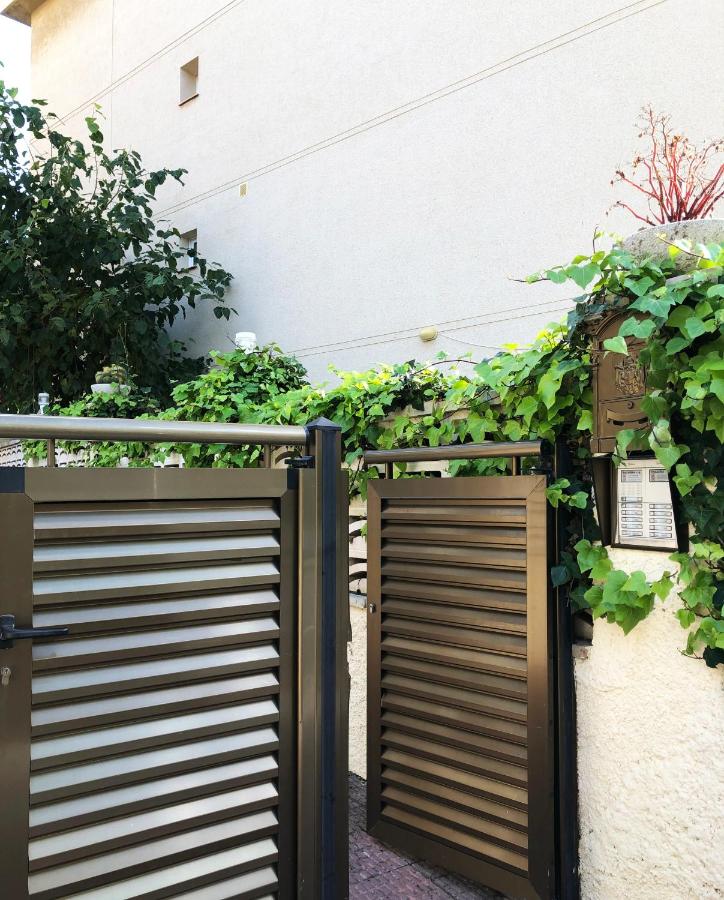 New Stunning Seaview Apartment with lovely balcony - Chambres d’hôtes