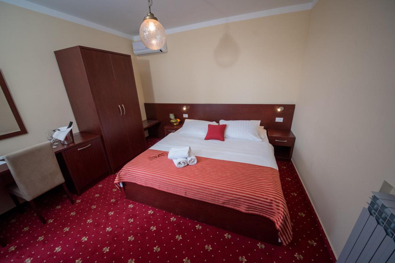 Camera Matrimoniale con Balcone e Vista Mare Laterale