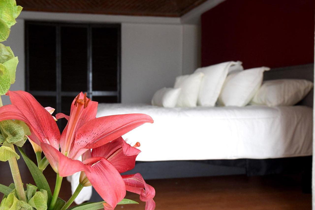 Habitación con cama extragrande y balcón