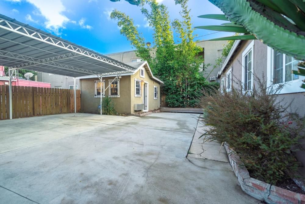 Stylish 2 Bed & 2 Bath at the Heart of Hollywood with Free Parking - One Car only - Chambres d'hôtes Los Angeles
