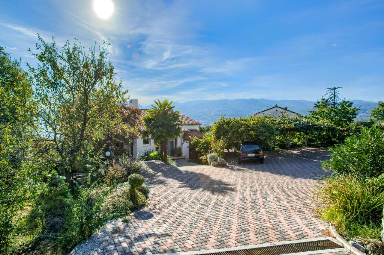 One-Bedroom Apartment with Patio, Terrace and Private Entrance