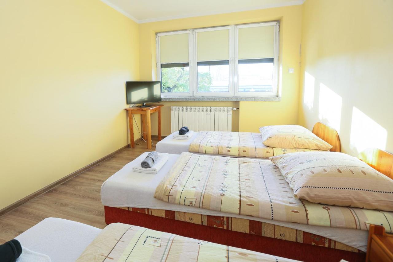 Camera Tripla Comfort Doccia in Comune, Servizi Igienici e Cucina in Comune