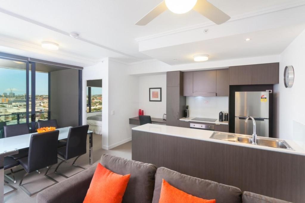 B&B Brisbane - Keeping Cool on Connor - Executive 2BR Fortitude Valley apartment with pool and views - Bed and Breakfast Brisbane