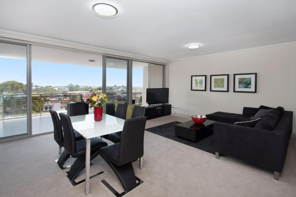 B&B Sydney - The Junction Palais - Modern and Spacious 2BR Bondi Junction Apartment Close to Everything - Bed and Breakfast Sydney