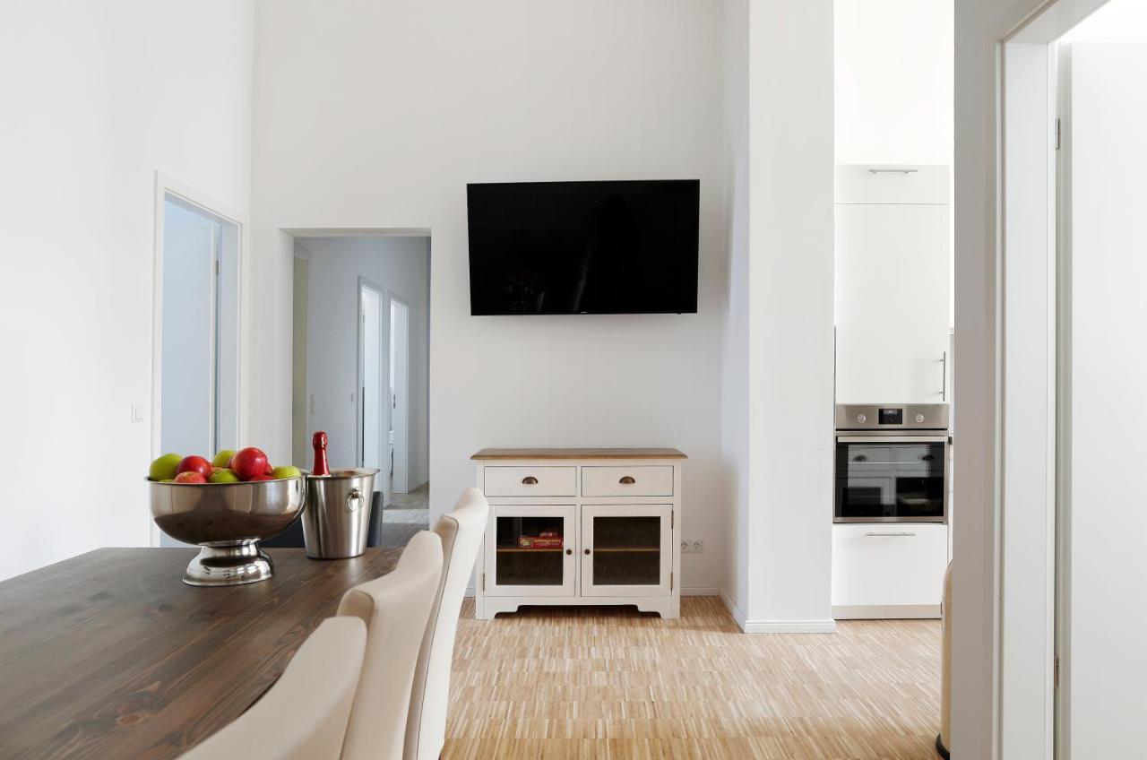 SC 02 by ROCKCHAIR Apartments l SUPERHOST Status l 4 Bedrooms Boxspringbeds 2 Bathrooms Balcony Elevator - Cozy Family & Business Flair welcomes you! - Chambres d'hôtes Berlin