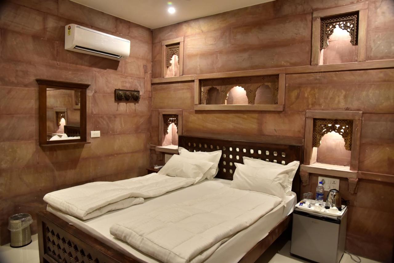 Queen Room with Balcony & Fort View