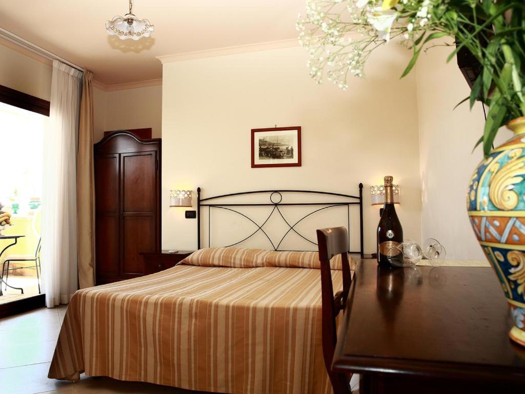 Doppel-/Zweibettzimmer mit Balkon