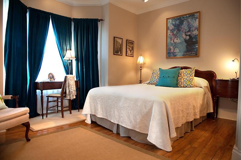 Deluxe Queen Room