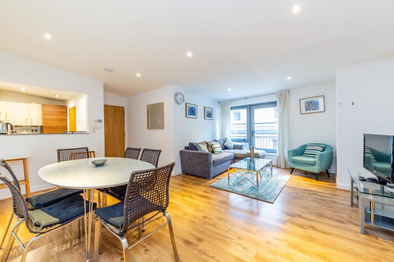 B&B London - 2 Bed Executive Apartment next to Liverpool Street FREE WIFI by City Stay Aparts London - Bed and Breakfast London