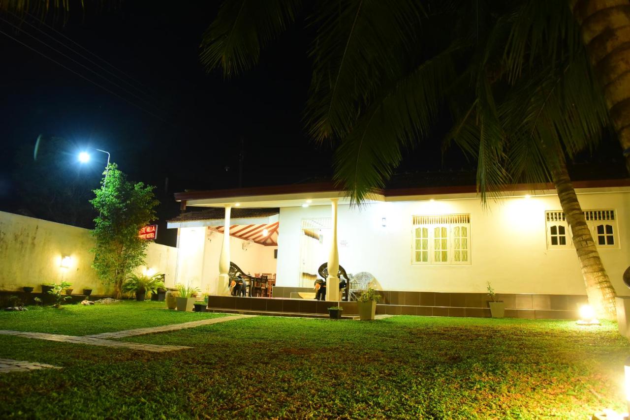White Villa Airport Transit Hotel - B&B