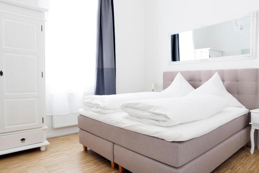 SC 03 by ROCKCHAIR Apartments l SUPERHOST Status l 2 Bedrooms Boxspringbeds Balcony Elevator - Cozy Family & Business Flair welcomes you! - Chambres d'hôtes Berlin