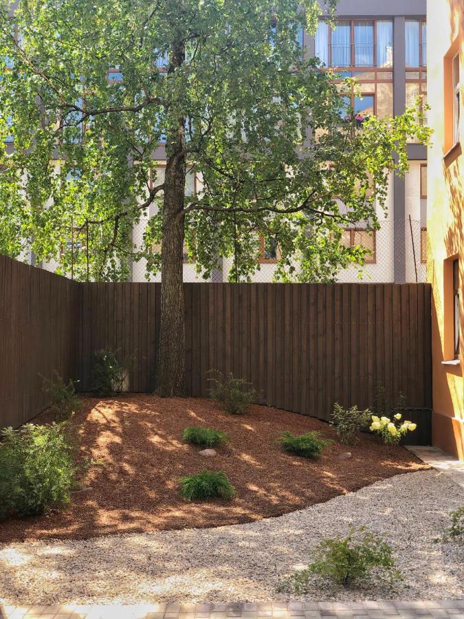 Stylish Studio Close to City Center, Cafés & Parks & Local Dining - B&B Riga