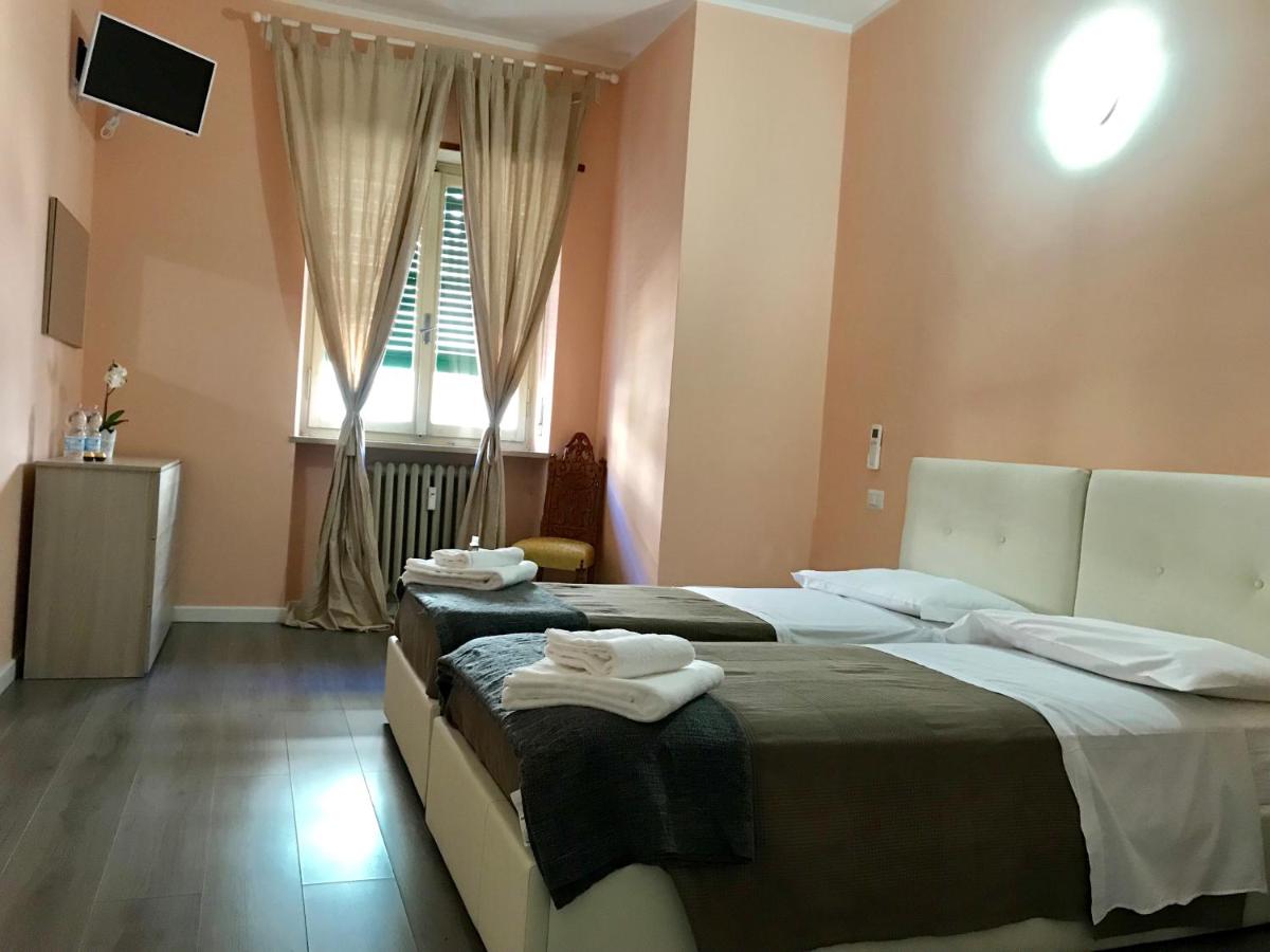 Tweepersoonskamer met 2 Aparte Bedden en Gedeelde Badkamer