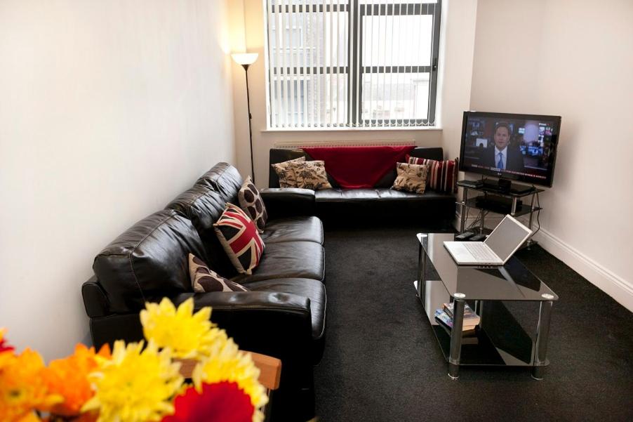 Lace Market Apartments - City Centre - 4 Beds Apartment with 2 Bathrooms and full Kitchen in George Street - close to Motorpoint Arena and Victoria Centre Shopping Centre - Free onsite Parking for one Car - B&B