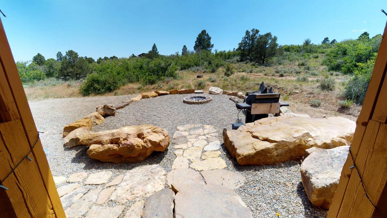 Canyon View Family Cabin, Deck, TV Room, Games, BBQ, Campfire - Bed and Breakfast