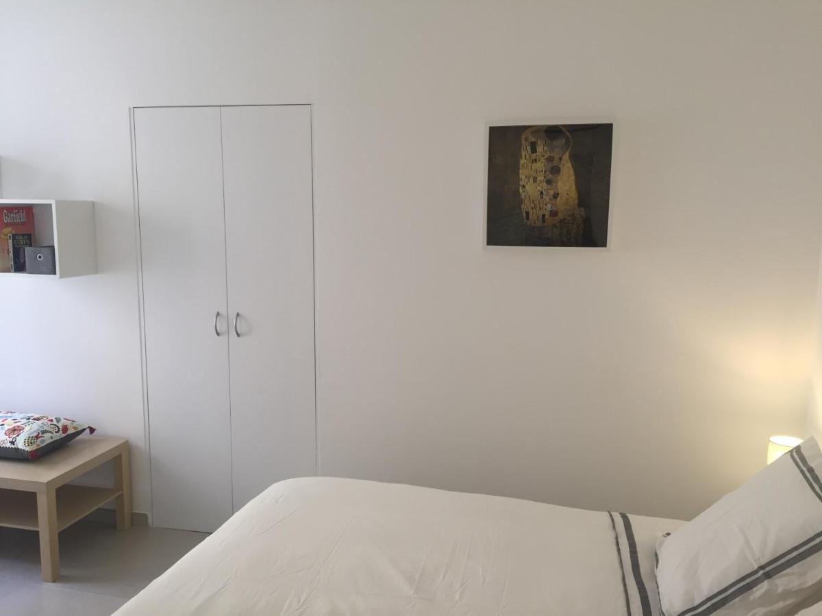 Menton 2 pièces climatisé à côté de la plage rue palmaro - B&B