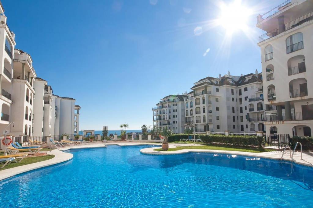 Personal y coqueto en primerísima línea de playa, en la Costa del Sol. Puerto De La Duquesa in