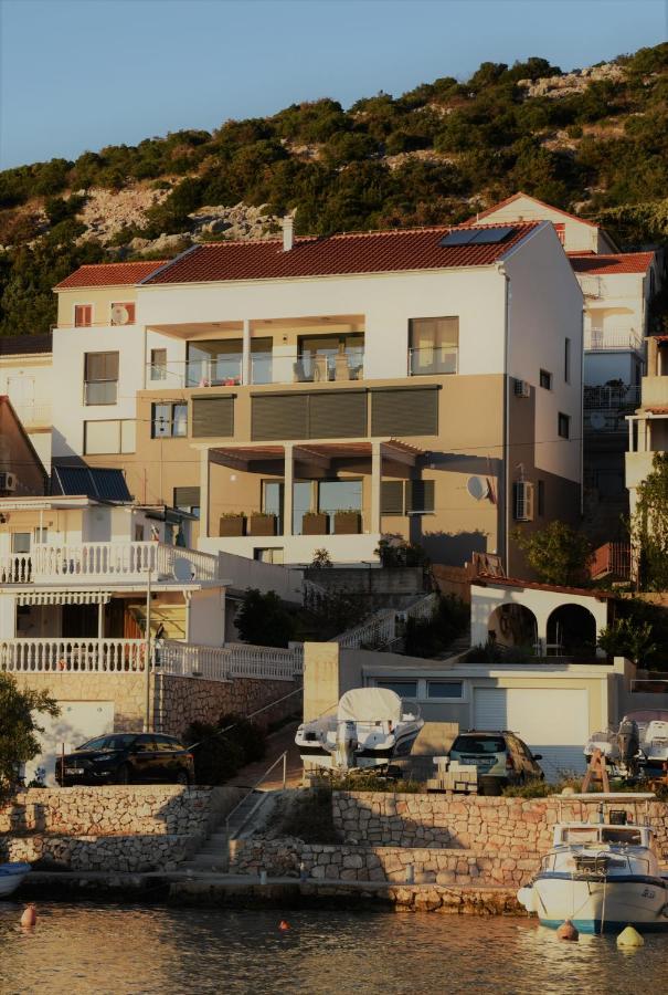 Villa Pina Tisno - B&B
