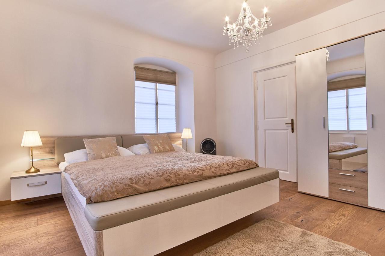 Charles Bridge Royal Apartment - B&B Praga