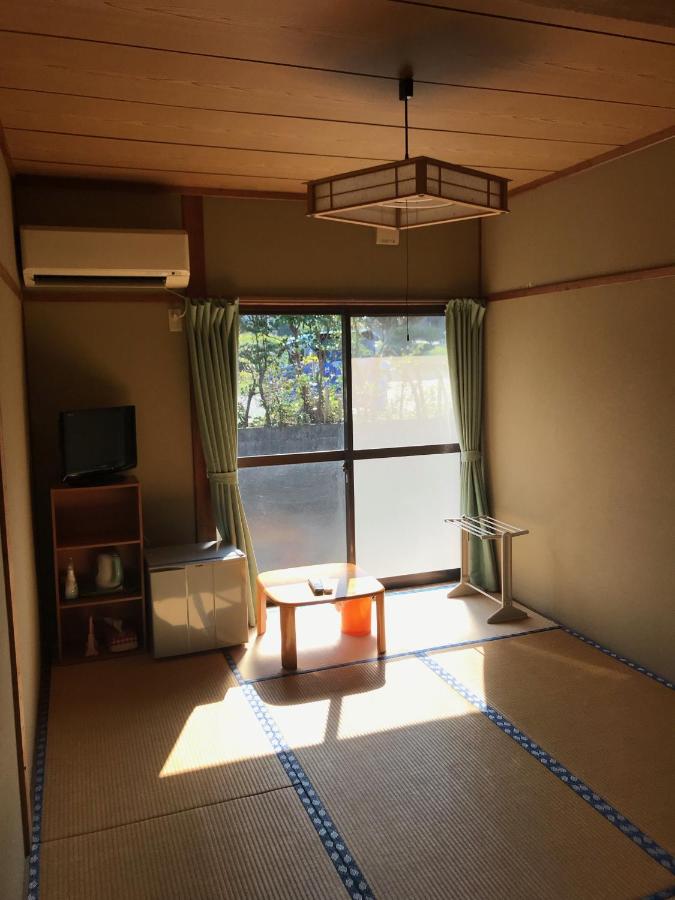Habitación de estilo japonés con baño compartido