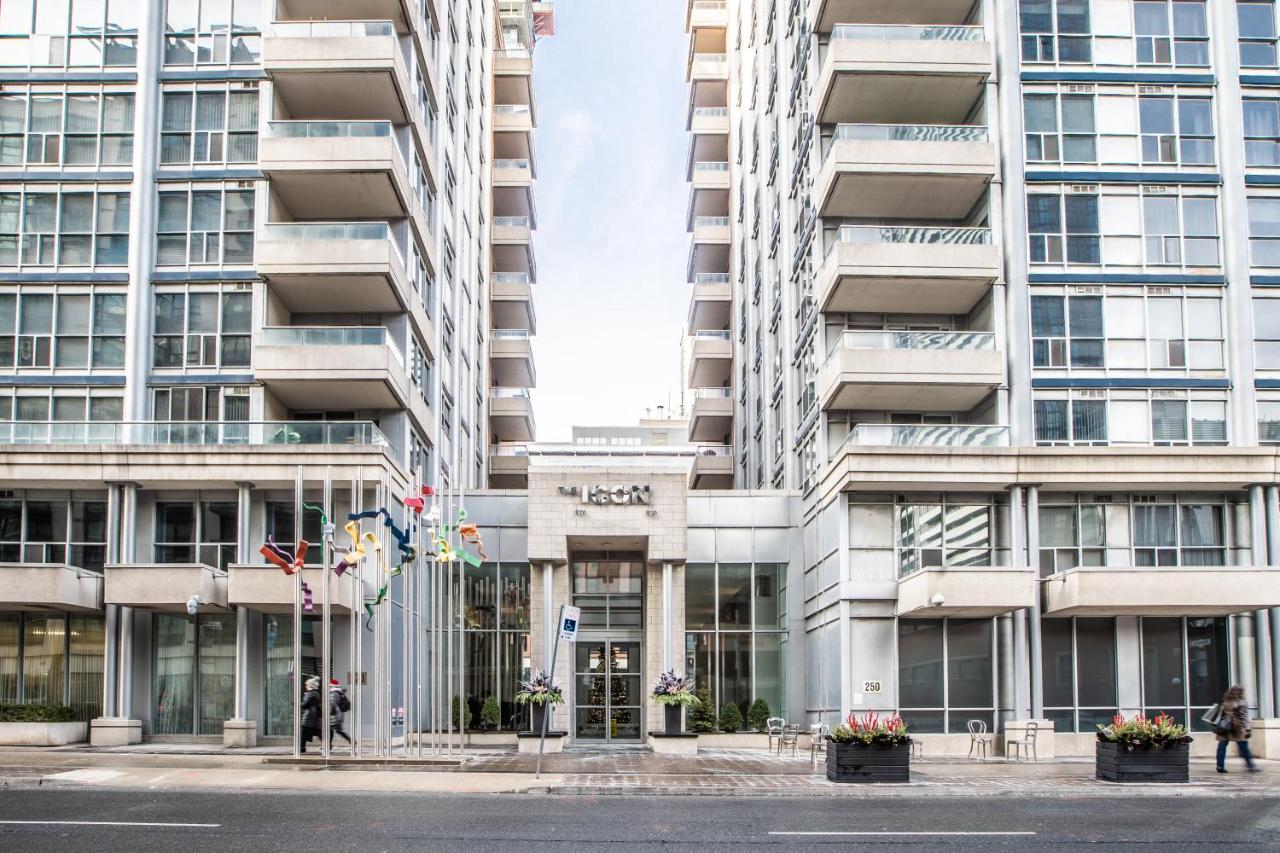 AOC Suites - Heart of Downtown Condo - Bed and Breakfast Toronto