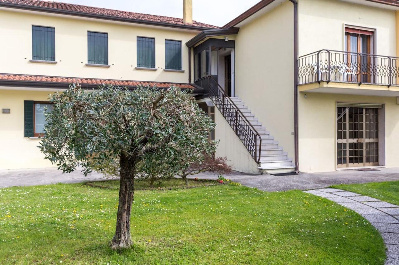 Comfy Apt 2 bedrooms and free parking - Quite area - B&B