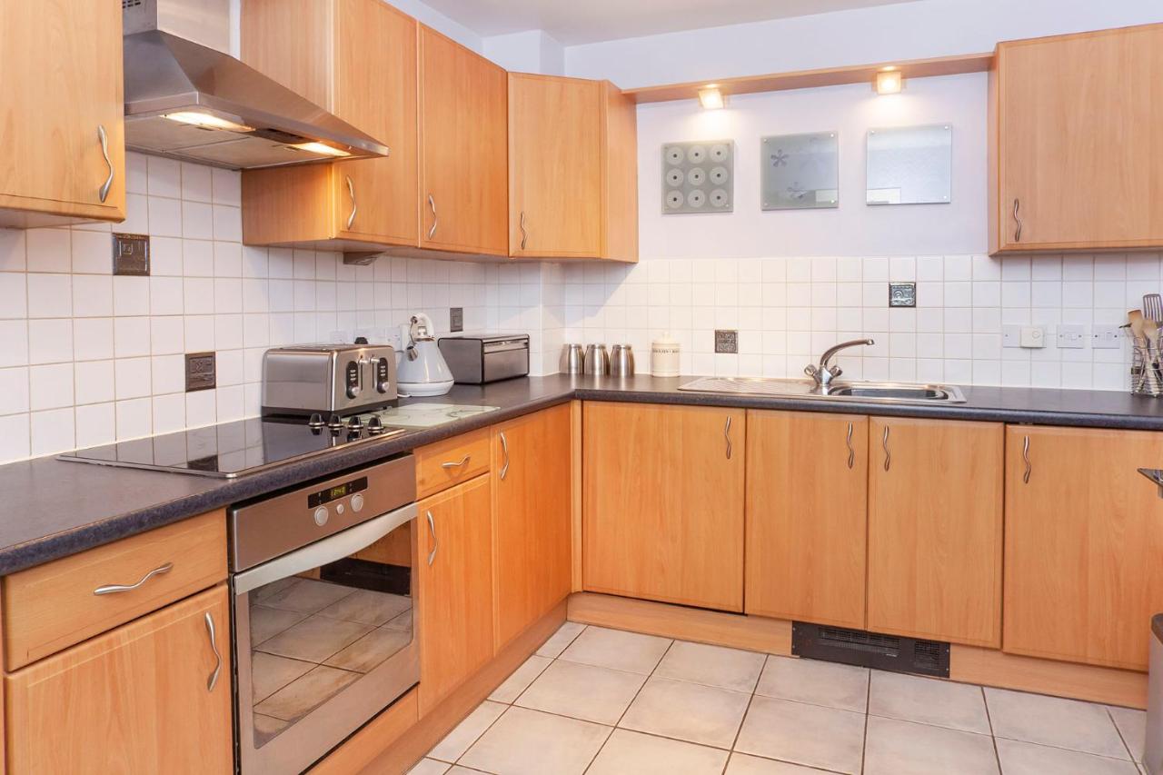 Riverbank View Three Bedroom Apartment with Free Parking - B&B