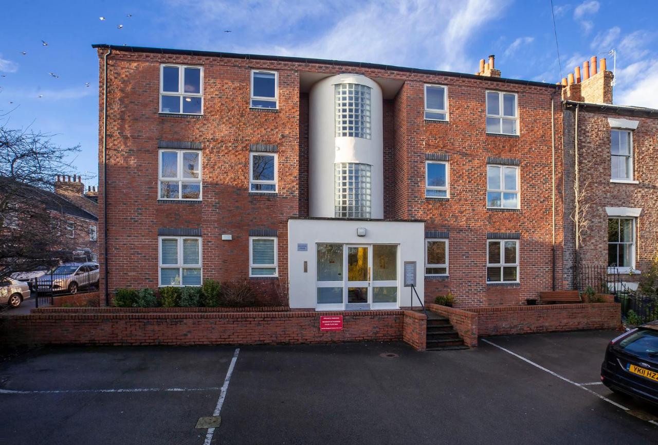 Riverbank View Three Bedroom Apartment with Free Parking - B&B York