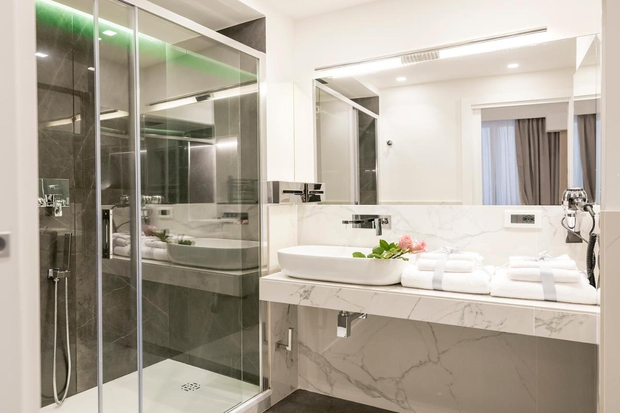 Habitación con cama grande y bañera de hidromasaje