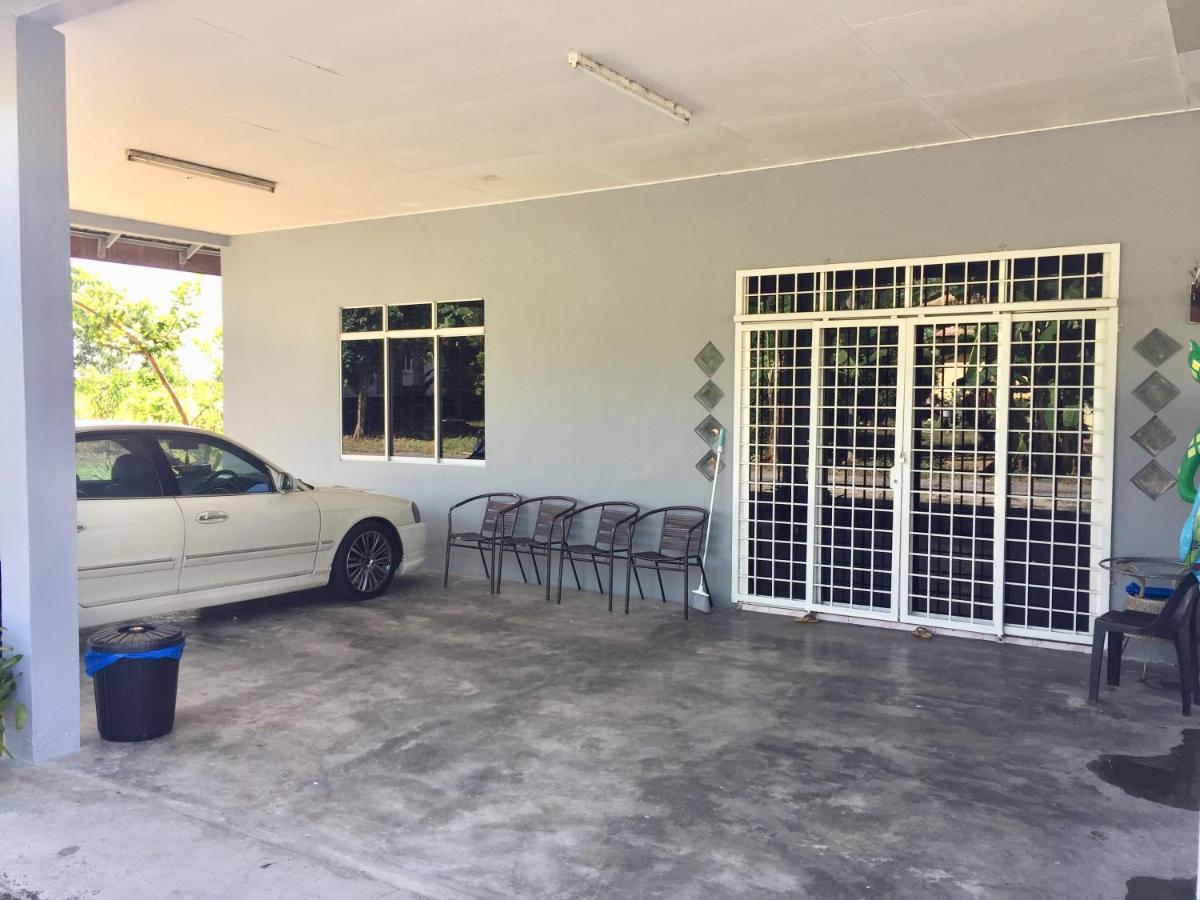 Deena Homestay (Utan Aji) - B&B