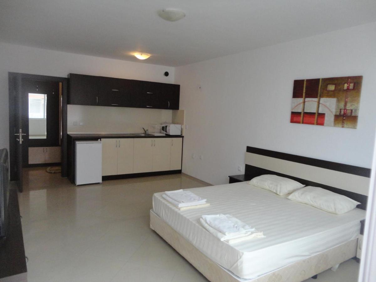 Studio (3 Adults)
