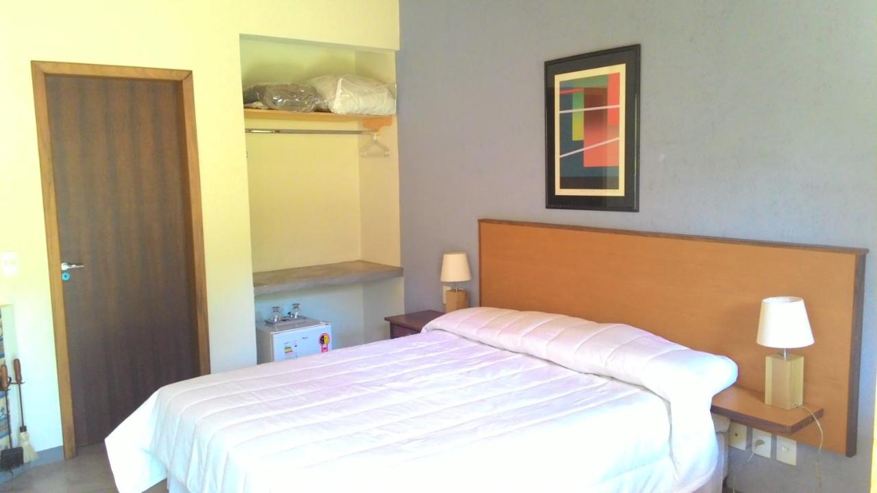 Habitación con cama grande y balcón