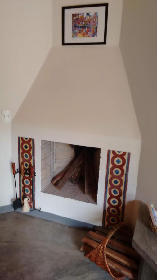 Habitación con cama grande y balcón